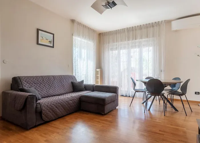 Guesthost - Sunny Terrace Apt In Piazza Bologna
